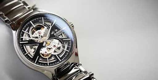 Đồng hồ Rado nổi bật với lộ bộ máy cơ sang trọng